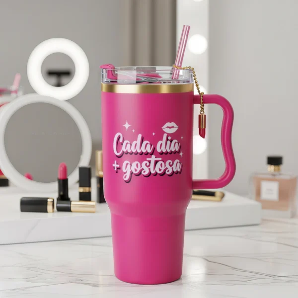💄 Copo Térmico Cada Dia + Gostosa Pink 1,15 L + Pingente Brinde