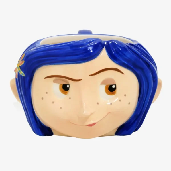 🧵 Caneca Coraline 3D – 400ml de Pura Fantasia Sombria!