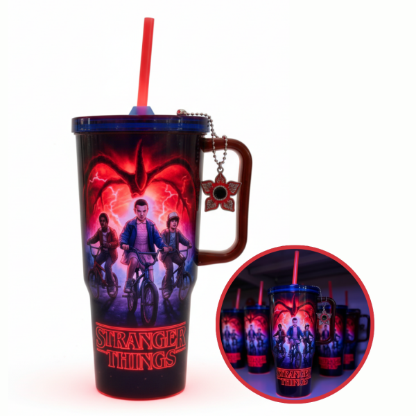 Caneca Stranger Things com Canudo e Chaveiro
